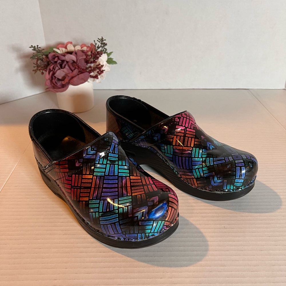 Dansko Size 37 US 6.5  3D Inspired designed  Clogs